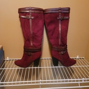 Sz 8.5 burgundy suede 2 in heel boots